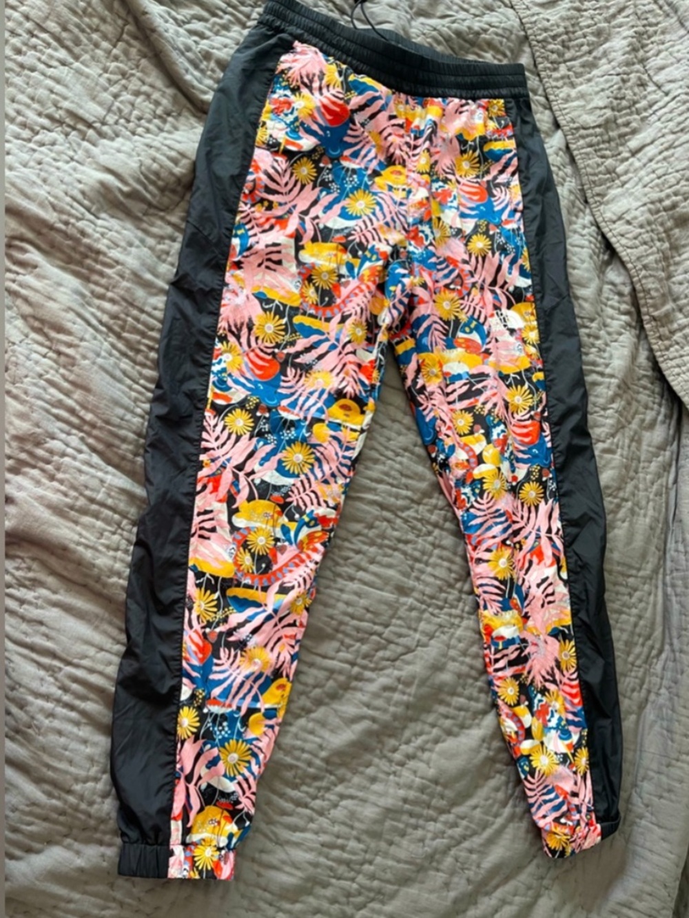 North face hydrenaline 2000 windwall printed jogger pants flowers size small